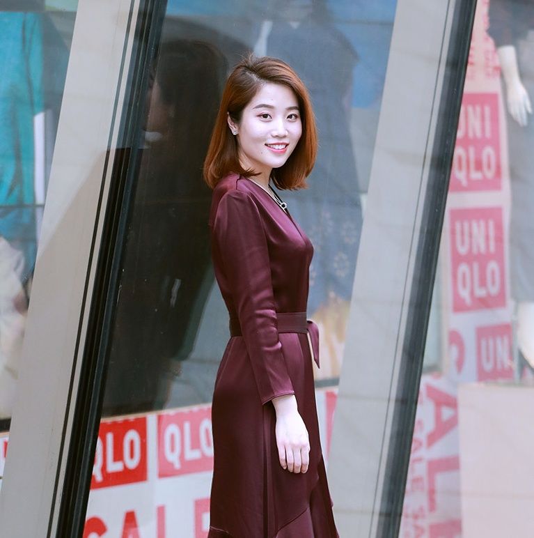 街拍:落落大方的笑容，衬托出她女王的气质，真是女人味十足!