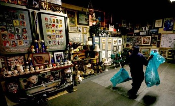 美国环卫工用捡来的垃圾耗费30年建造博物馆，游客争相参观