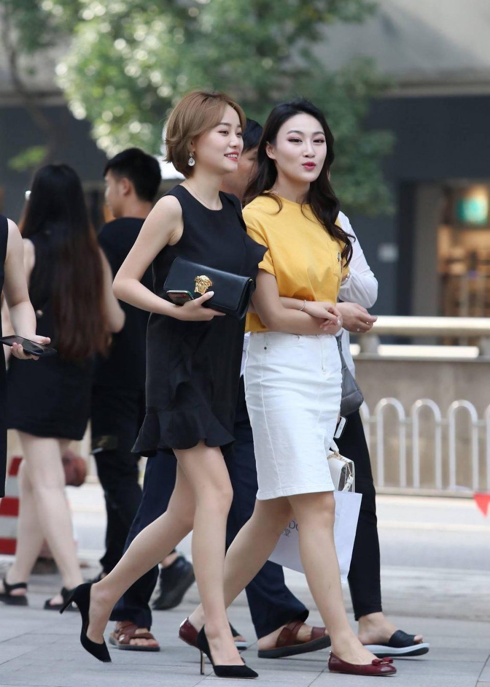 街拍：小姐姐身材矮小，长了一张娃娃脸，非常的清纯可爱。