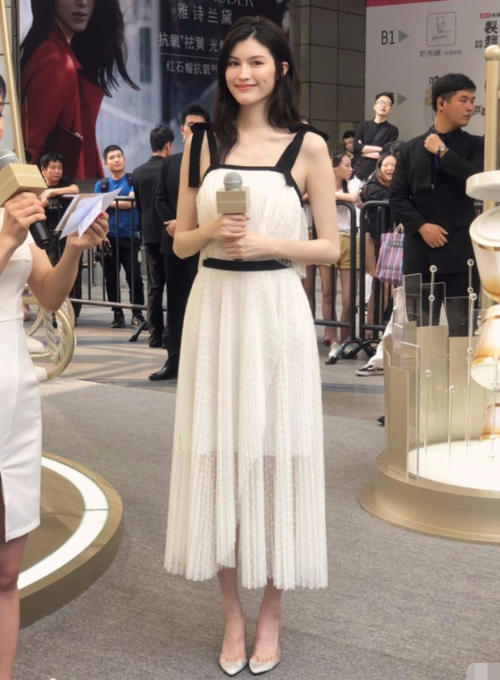 何穗把高跟鞋穿得像钉子拖鞋，脚指头露出来了，这样穿能稳吗？