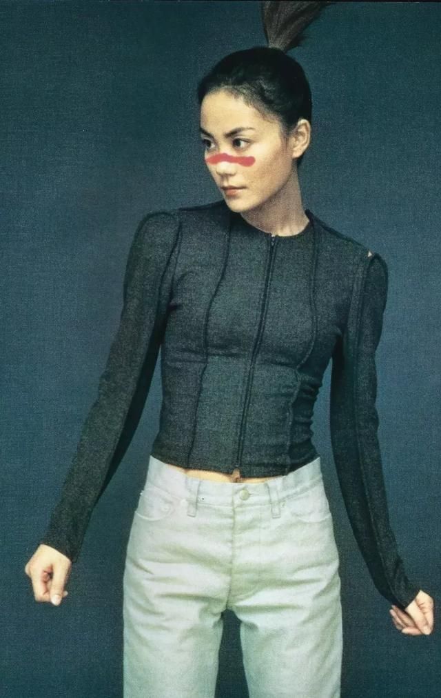 在穿衣服这件事上，王菲永远也不会过气