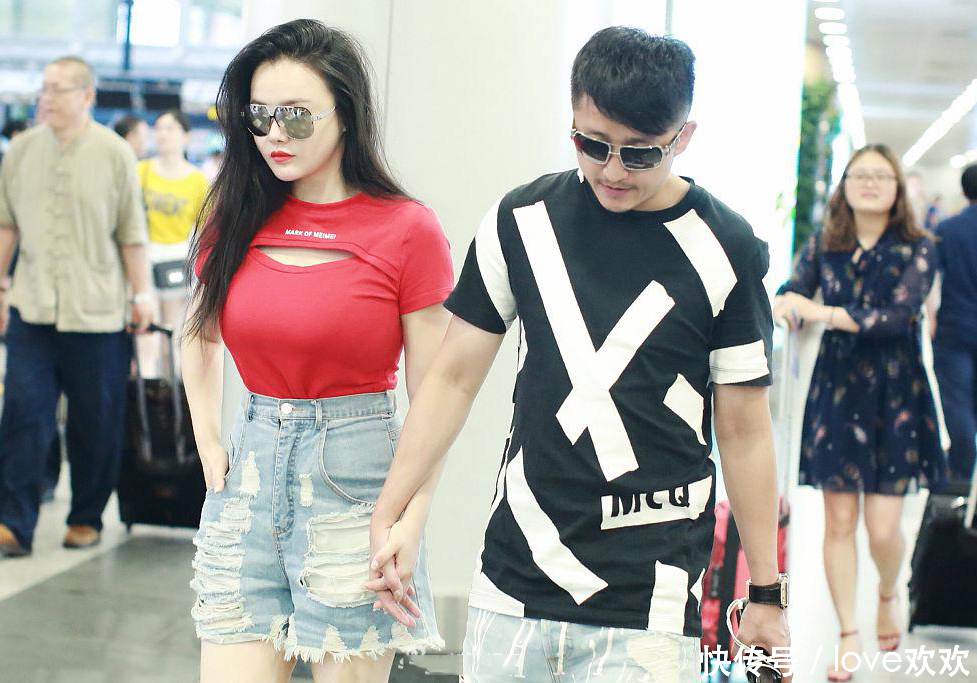 冉莹颖太疯狂了！紧身短袖硬在胸口挖个洞，邹市明都不好意思看了