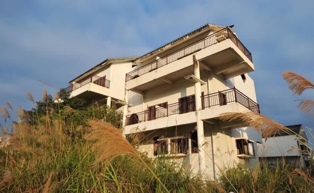  「适合」“农村盖房”和“城里买房”差别在哪？哪个更适合当下