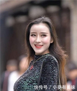  『大方』街拍：简洁大方的小姐姐，秀出青春活力范，非常有女人味