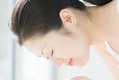  「皮肤」白醋洗脸真能美白皮肤？美容导师：不留意好3件事，没实际效果