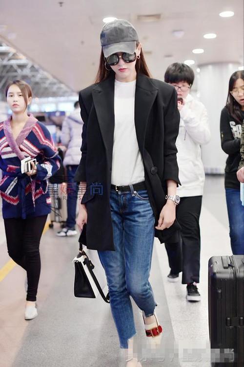 唐嫣机场秀终于不戴帽子了，网友：发际线太辣眼，和杨幂有得一拼
