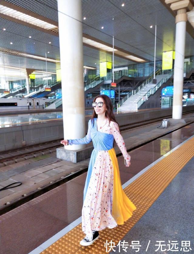 马苏真大胆! 穿的牛仔短裤都破成这样完全遮不住 网友: 还不如不