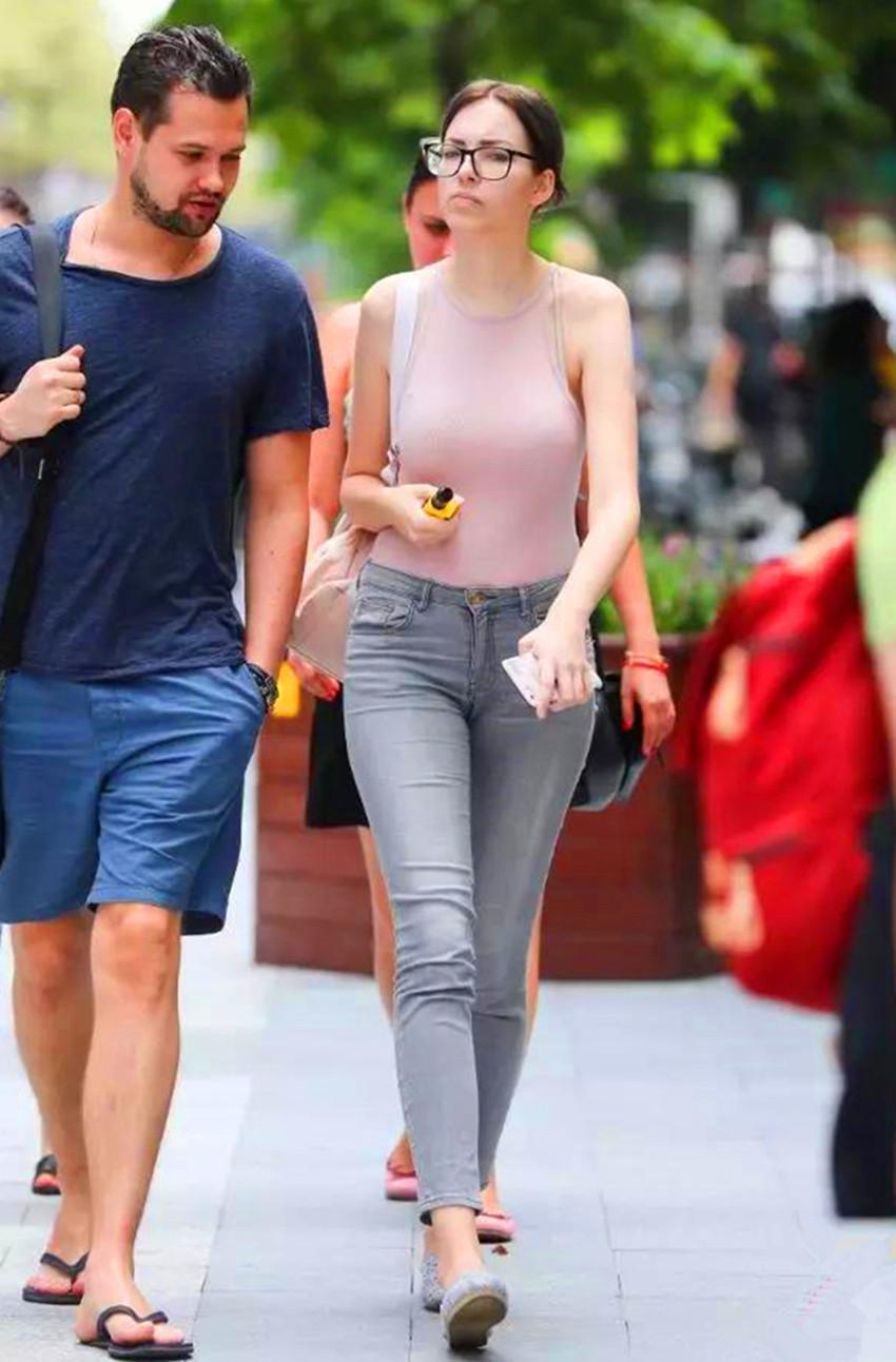 街拍：图2墨镜美女，脚下的塑料鞋抢眼，图4时尚美女，腿型很美