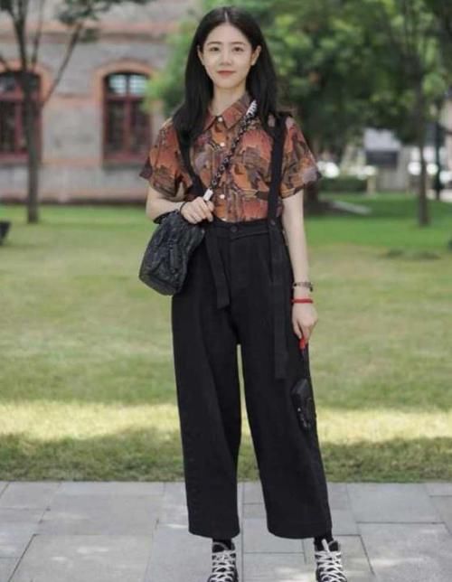  美女：街拍：身材高挑的美女，一件黑色上衣配棕色裤子，时尚活力气质