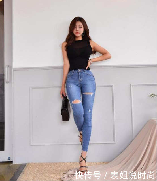 身材姣好的小姐姐，穿上了牛仔裤之后就显得更有气质了！
