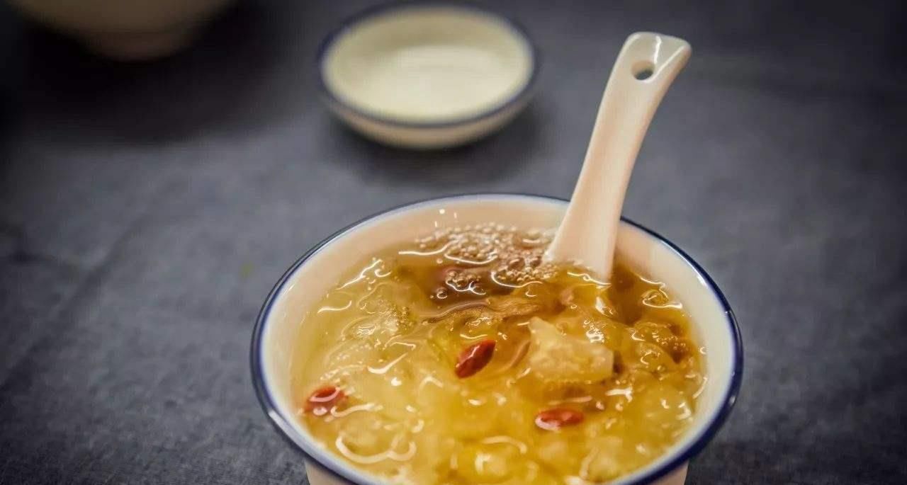 「皮肤」银耳和“它”一起熬，30天美白还能淡化色斑，皮肤变得白皙透亮！