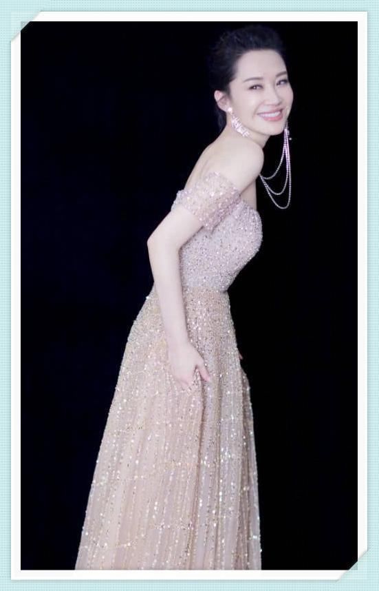 许晴脚踩“阴阳鞋”亮瞎你，下衣失踪像少女，网友:欣赏不来!