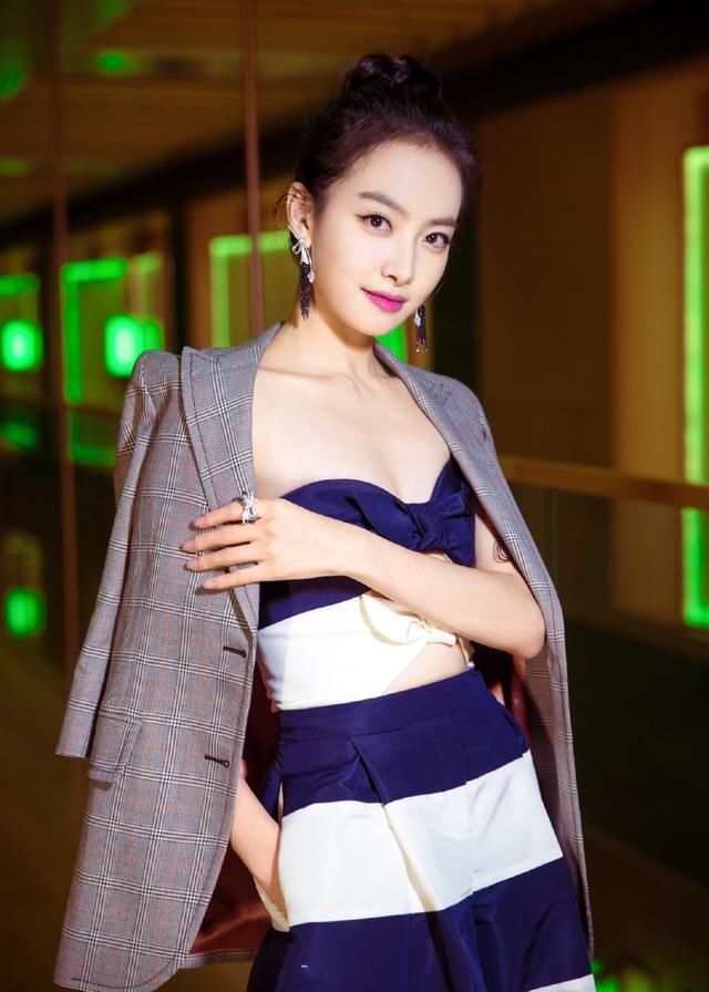 宋茜西装里面只穿了件内衣，却把裤子提到了胸，网友：太帅了！