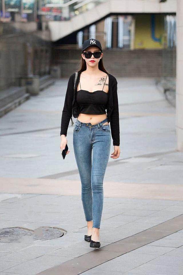 街拍: 美女身穿一套连体裤就出门了, 迷离的眼神实在是让人心醉!