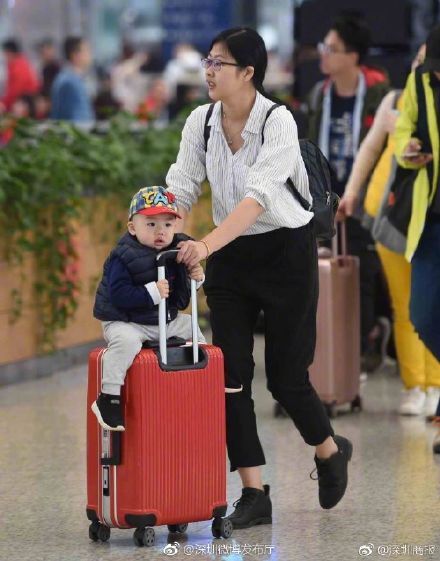 春运首日机器人战警亮相深圳北，高峰期乘高铁请提前2小时到站！