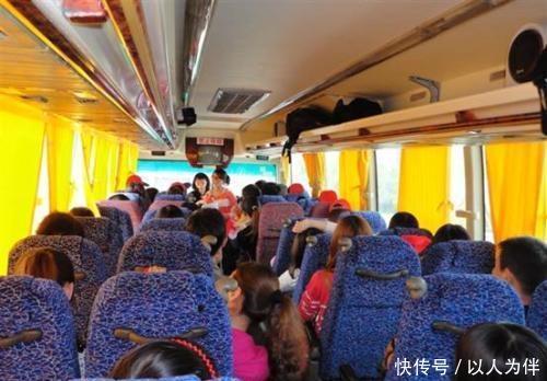 中国人跟团旅行的三大特征,上车睡觉、下车上厕所是有原因的!