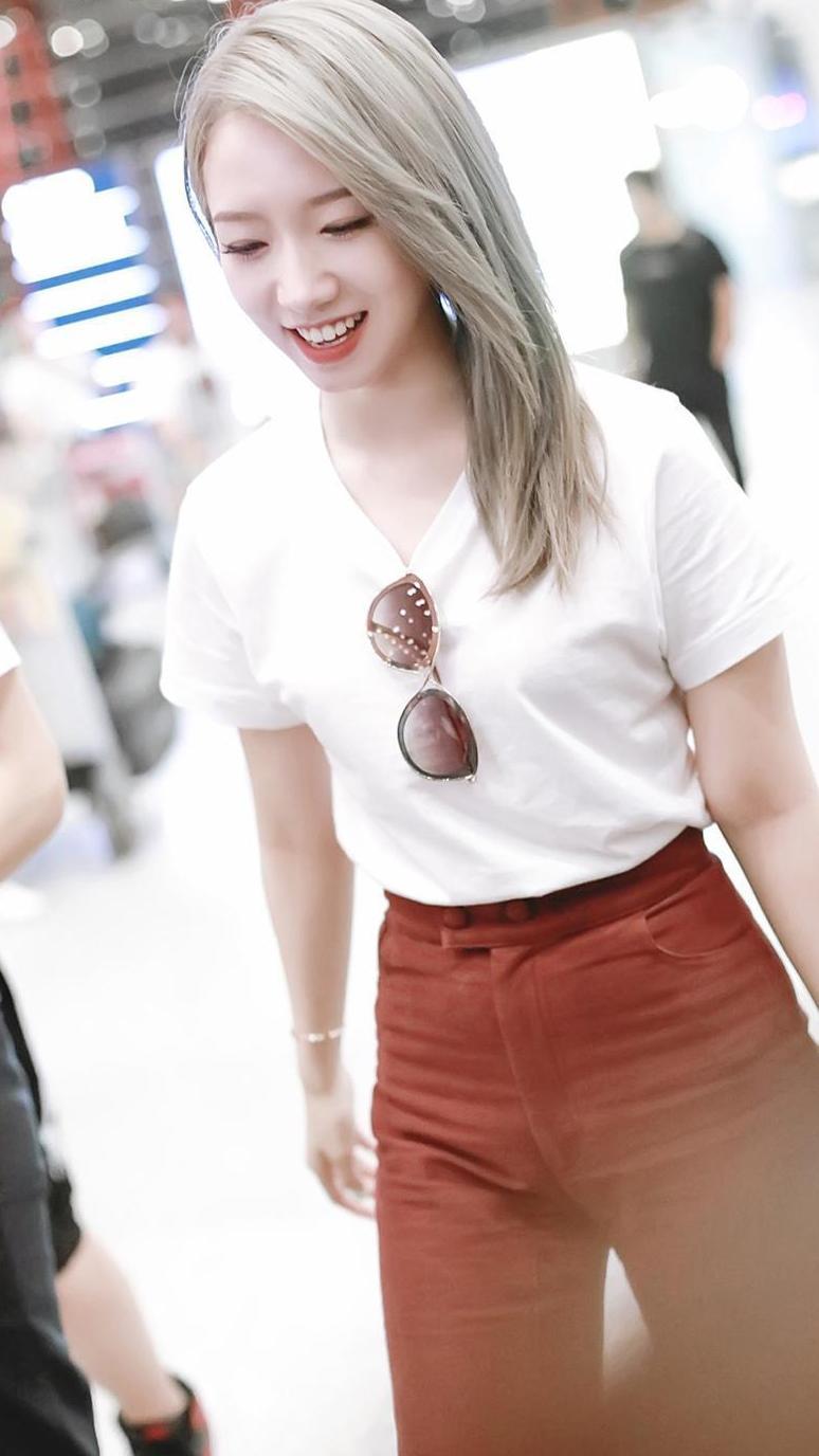 2019春夏纽约时装周启程, 孟美岐极简穿搭, 何穗撩发放电超有魅力