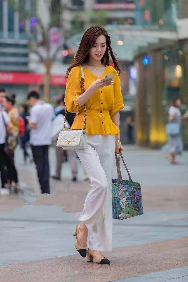 街拍: 图4美女穿半透视装好清纯, 你想和她在奶茶店邂逅吗