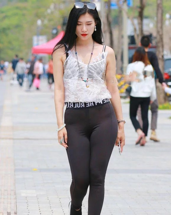 紧身裤小姐姐双腿修长尽显玲珑有致好身材，健身的女人身材很有看