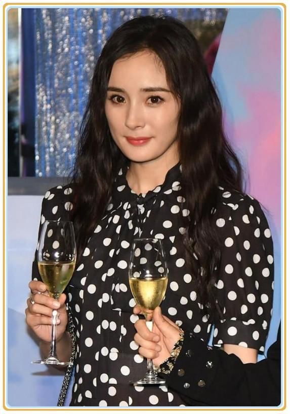 再别说周笔畅没女人味了！一袭印花裙惊艳全场，连杨幂都甘拜下风