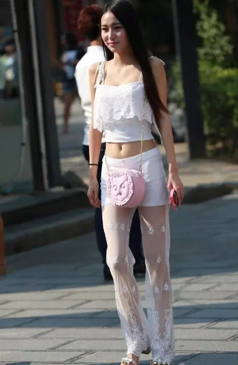 气质小姐姐透视装大显性感身材，路过的大妈都忍不住要停下来看一