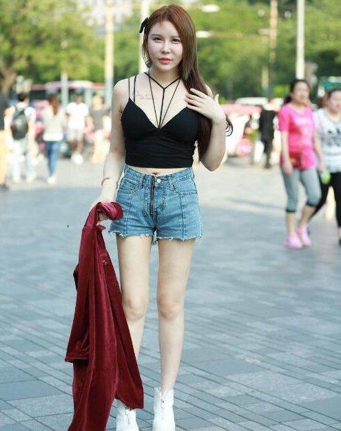 街拍：美腿修长白皙光鲜的小姐姐，穿着时尚性感在人群中很抢眼！