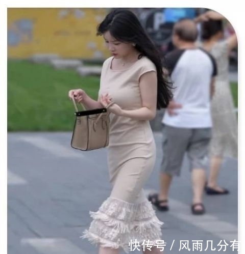 # 系列#减龄时尚又大气！，街拍：小姐姐“粉红芭比”系列的连衣裙