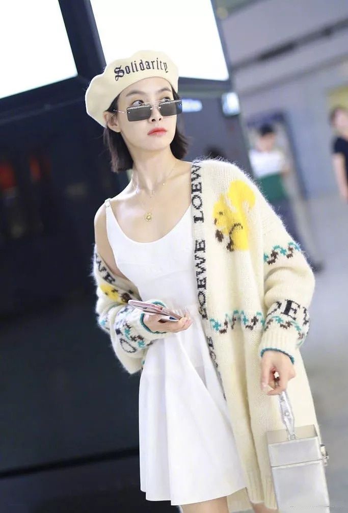 表姐用一条皮裤“进宫”了,Gaga拎的第一只Cline新手袋长什么样?