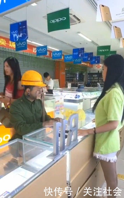 农民工来手机店被女孩瞧不起，接下来农民工的做法让人竖起大拇指