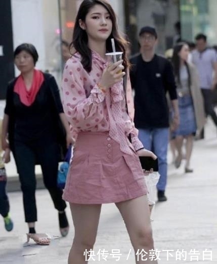  『气质』街拍：身材高挑的美女，身穿时尚靓丽短裙，尽显优雅的女神气质