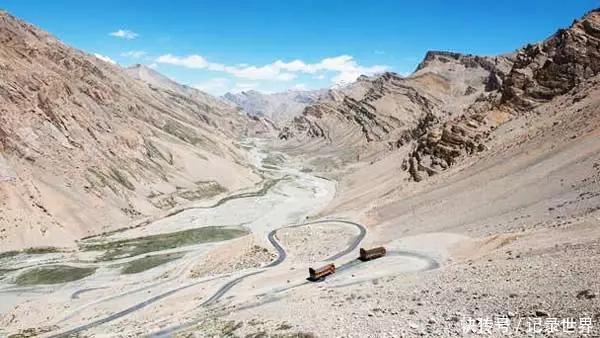 中国最难挑战的公路，途径无人区或沙漠地区，但是沿途风景超美！