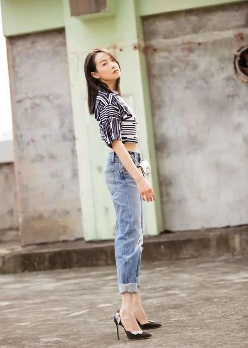  『蝴蝶结』宋茜秀小蛮腰的方式真特别！两个蝴蝶结拼成泡泡袖上衣，高贵撩人