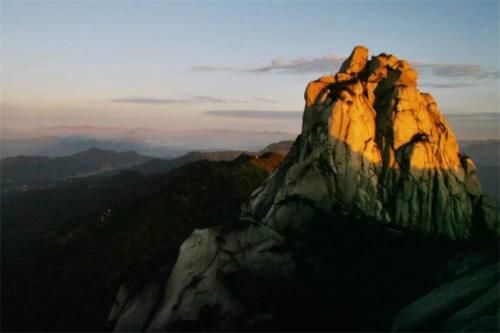 别往黄山挤了，安徽这座名山私藏了一座湖泊，夏季的避暑胜地