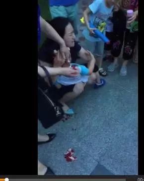 3岁女童体育馆外被狗咬伤半边脸？警方：谣言！