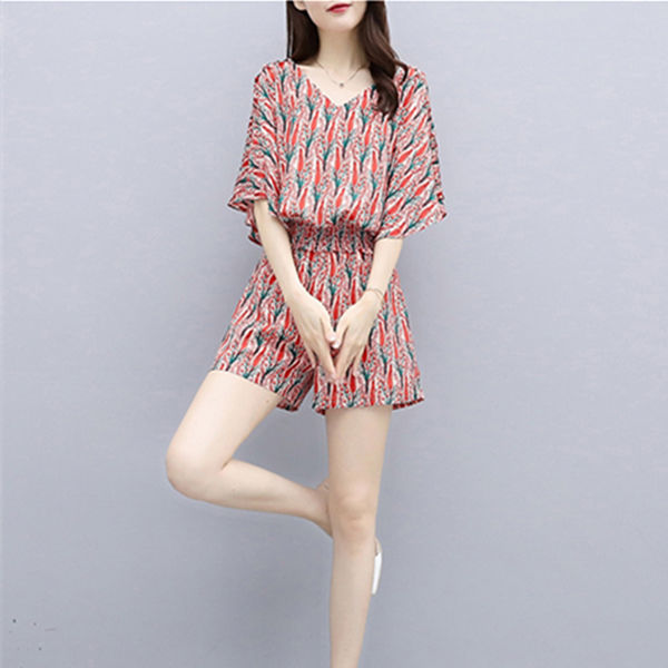 短裤套装+高跟鞋，高挑美嫩，举手投足间成为全场焦点