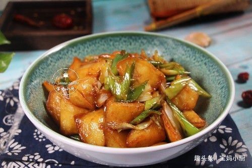  [大葱烧土豆]不起眼的土豆，我就爱用此食材烧，小窍门一用，香得给肉不换