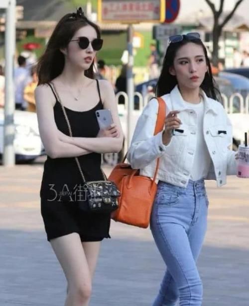  『气质』街拍：面带笑容的美女，一件黑色斜肩上衣配黑色长裤，时尚气质范