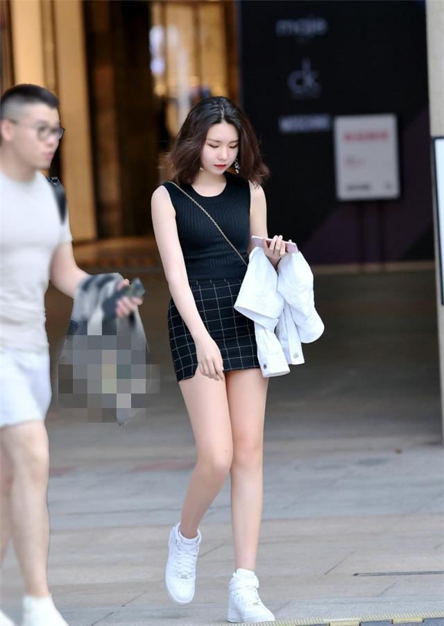 街拍： 图5美女有气质还别有韵味,网友： 想和她交往做朋友