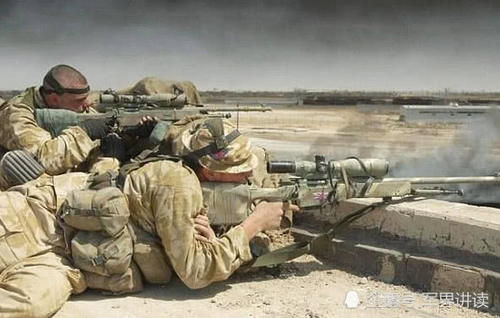 狙击手在射击时为何要先退掉一颗子弹？老兵：并不是为了耍帅