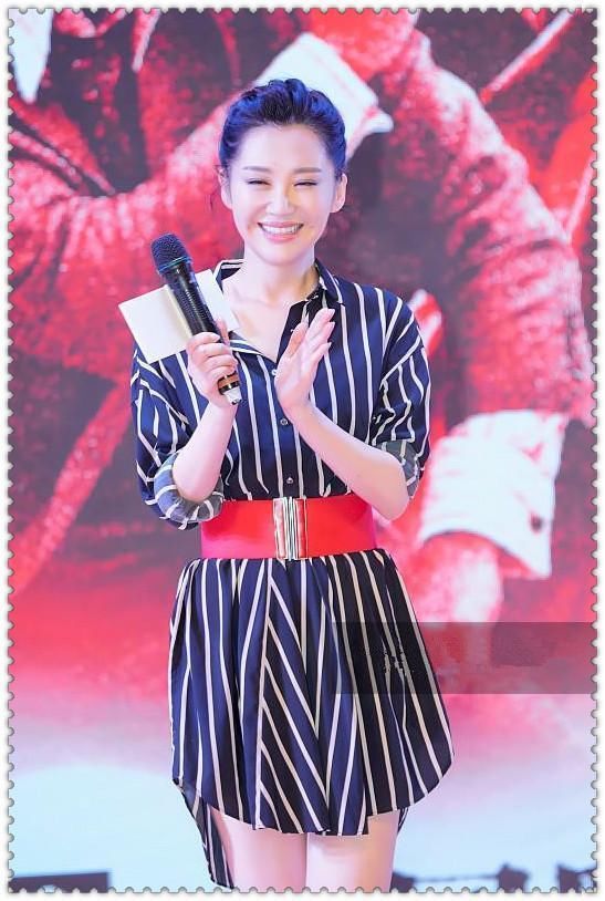 当49岁许晴与42岁赵薇同穿衬衫裙，才知道拥有一颗少女心有多重要