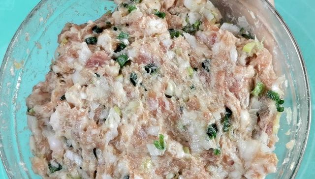 「用手揉成」肉饼这样做最好吃,调馅、和面有秘诀,一抻一拉酥脆多层,太香了