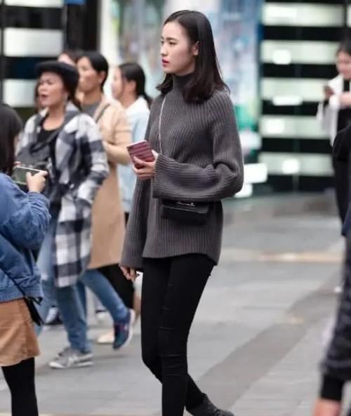  『风采』潮范儿女神来了，街拍：姿色天然的美女，一件白色短袖配牛仔短裙，时尚魅力风采