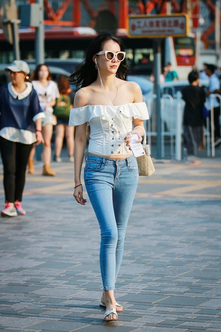 明媚动人小姐姐，街头时尚穿搭，笑容甜美动人