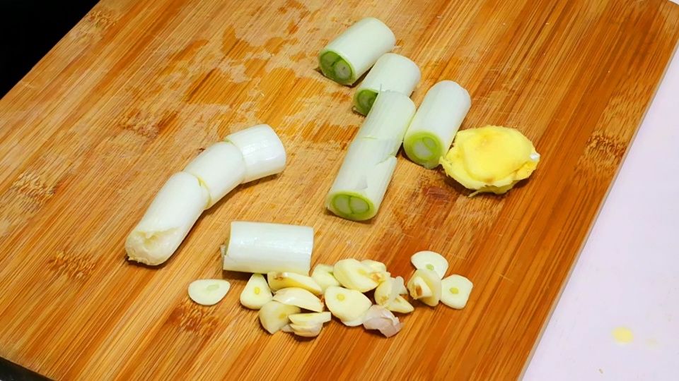 牢记:炖羊肉汤时,直接下锅炖就错了,牢记3个小秘诀,肉嫩汤白无膻味