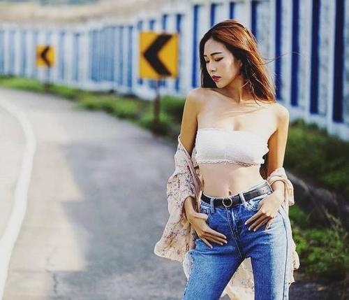 路人街拍，短发小姐姐穿着个性，又酷又有女人味，十分抢镜！