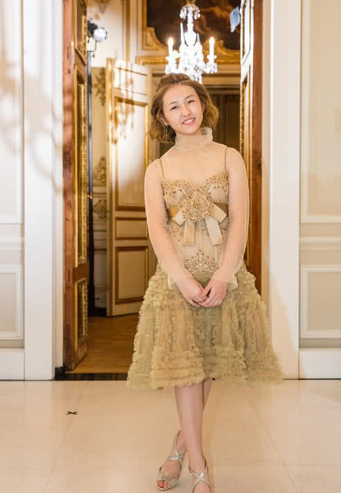 张子枫真“疯”！穿吊带透视裙秀性感，超尬！网友：没救了