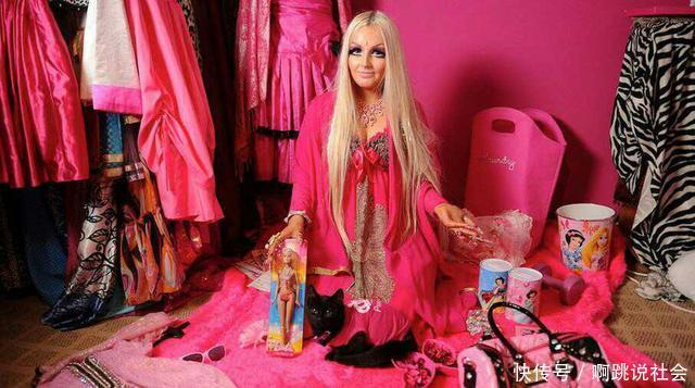 姑娘每天贴15对假睫毛，只为了隐藏在芭比的样子下生活