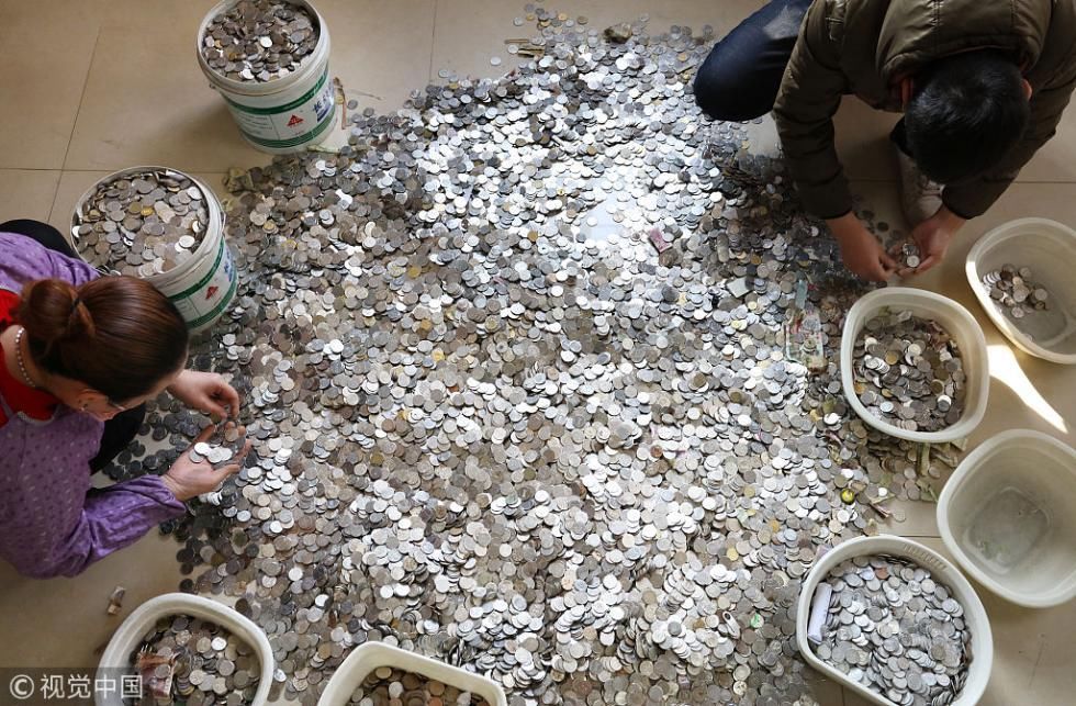 公交收2吨无效币 有人投巧克力山楂片