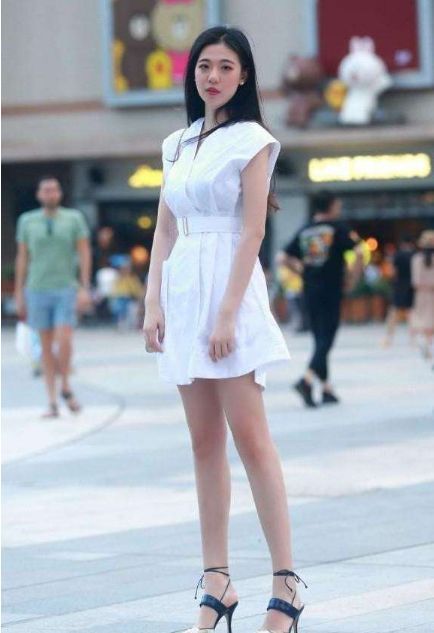  『风姿绰约』街拍：风姿绰约的白色装美女，身材高挑，彰显十足女性魅力