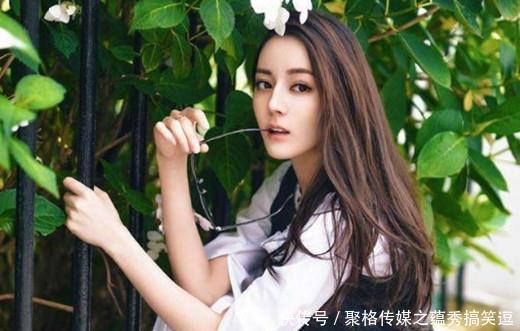 迪丽热巴突破性感底线?穿了史上最短的裙子,坐下来的那一刻亮了